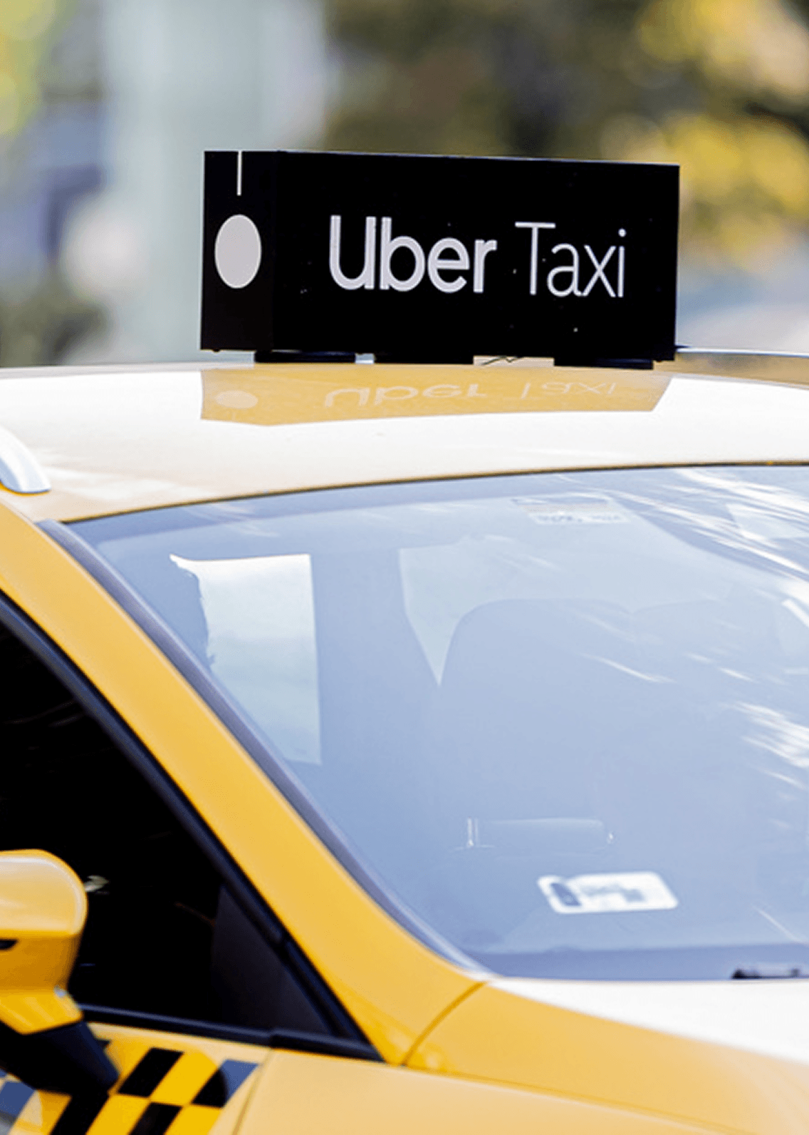 Uber Taxi tetőlámpa egy autón a budapesti repülőtéren kívül